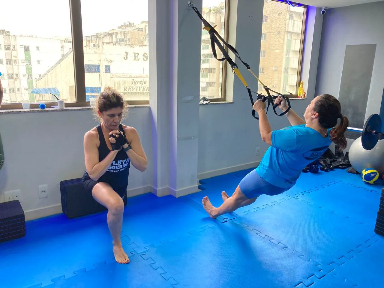 Duas alunas em aula de TRX no CT Atleta Moderno