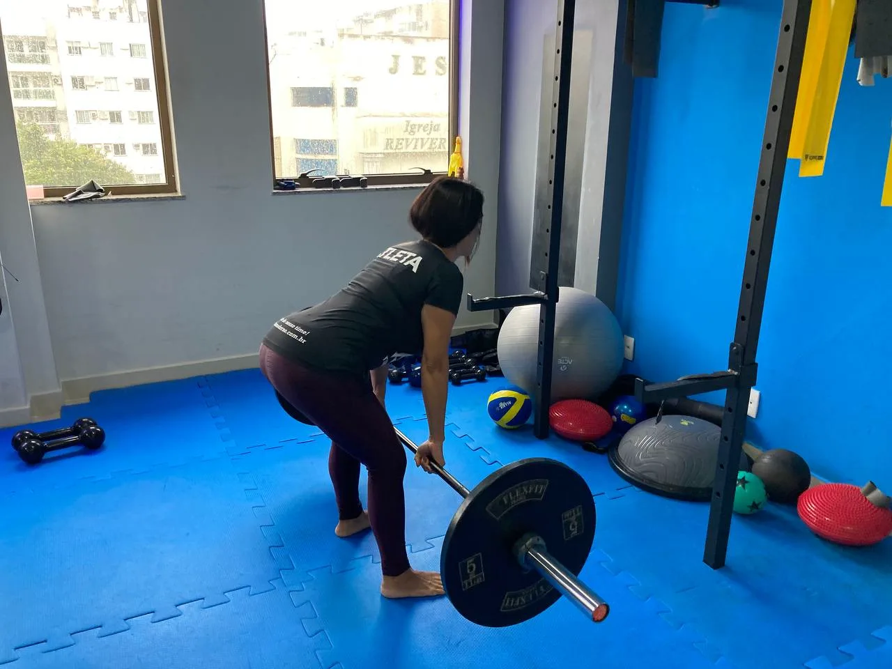 Aluna executando levantamento terra no CT Atleta Moderno