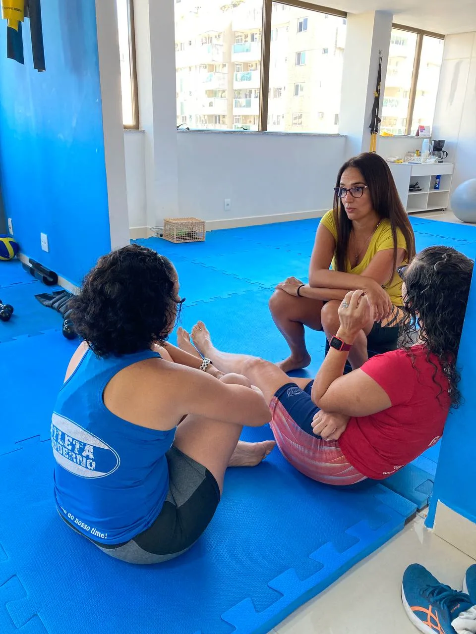 Roda de conversa entre alunas no tatame azul do CT Atleta Moderno